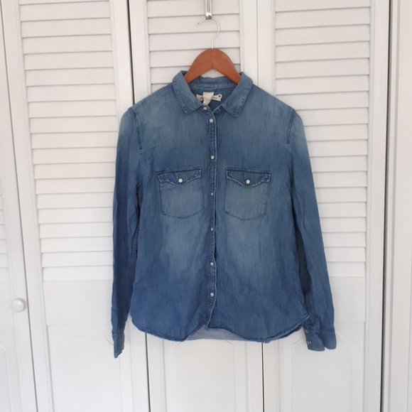 H&M Tops - H&M Chambrey shirt with with snap buttons.